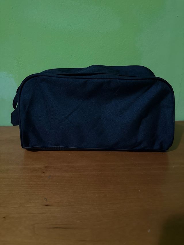 Neceser Umbro Negro con Botas de fútbol Nike