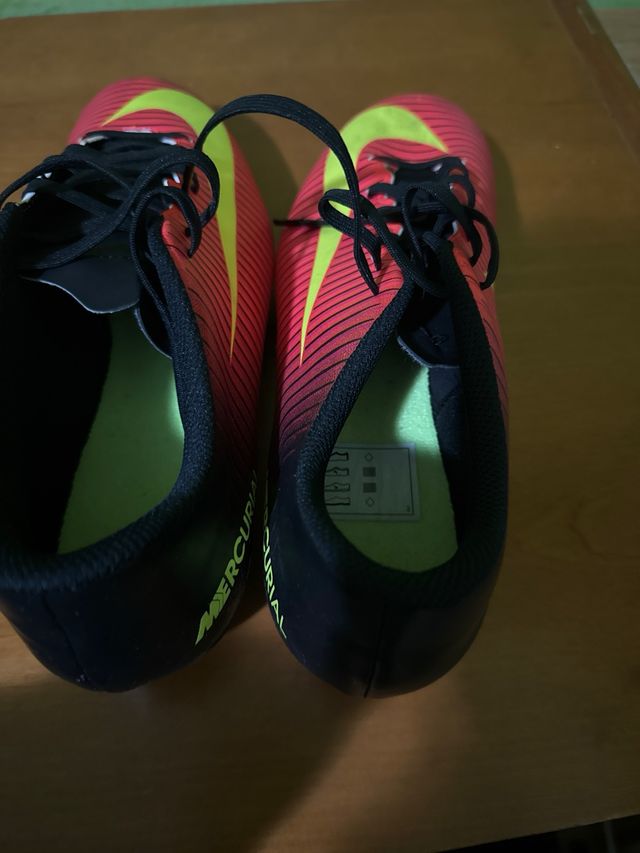 Neceser Umbro Negro con Botas de fútbol Nike