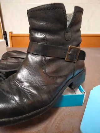 Botas planas negras con hebilla