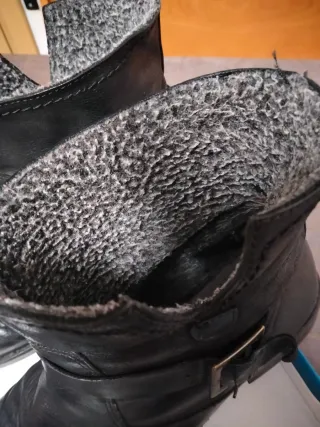 Botas planas negras con hebilla