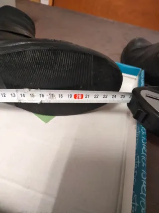 Botas planas negras con hebilla