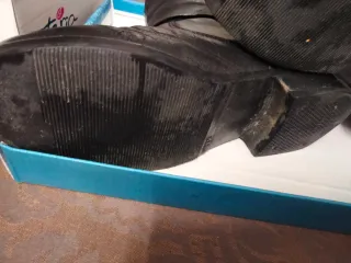 Botas planas negras con hebilla