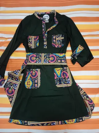 Vestido verde con estampado multicolor.