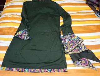 Vestido verde con estampado multicolor.