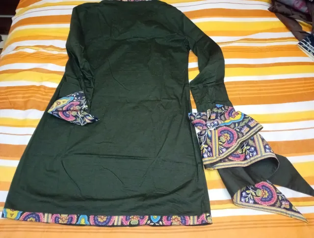 Vestido verde con estampado multicolor.