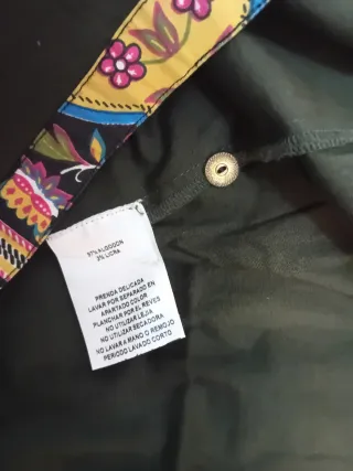 Vestido verde con estampado multicolor.