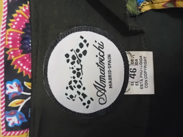 Vestido verde con estampado multicolor.