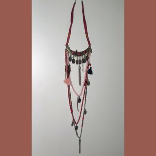 COLLAR Tribal largo de abalorios tonos rojos