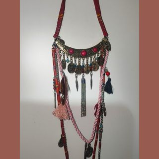 COLLAR Tribal largo de abalorios tonos rojos