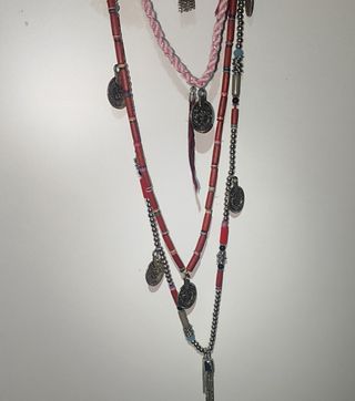 COLLAR Tribal largo de abalorios tonos rojos