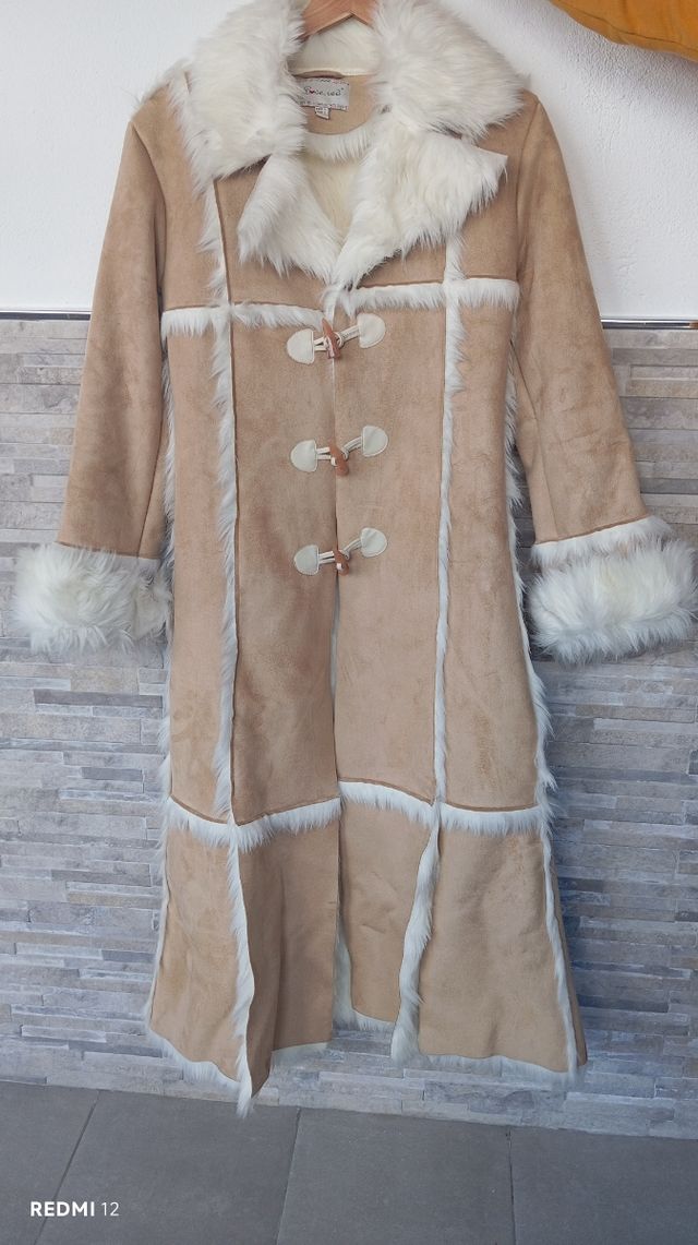 Abrigo largo beige de pelo gustoso .