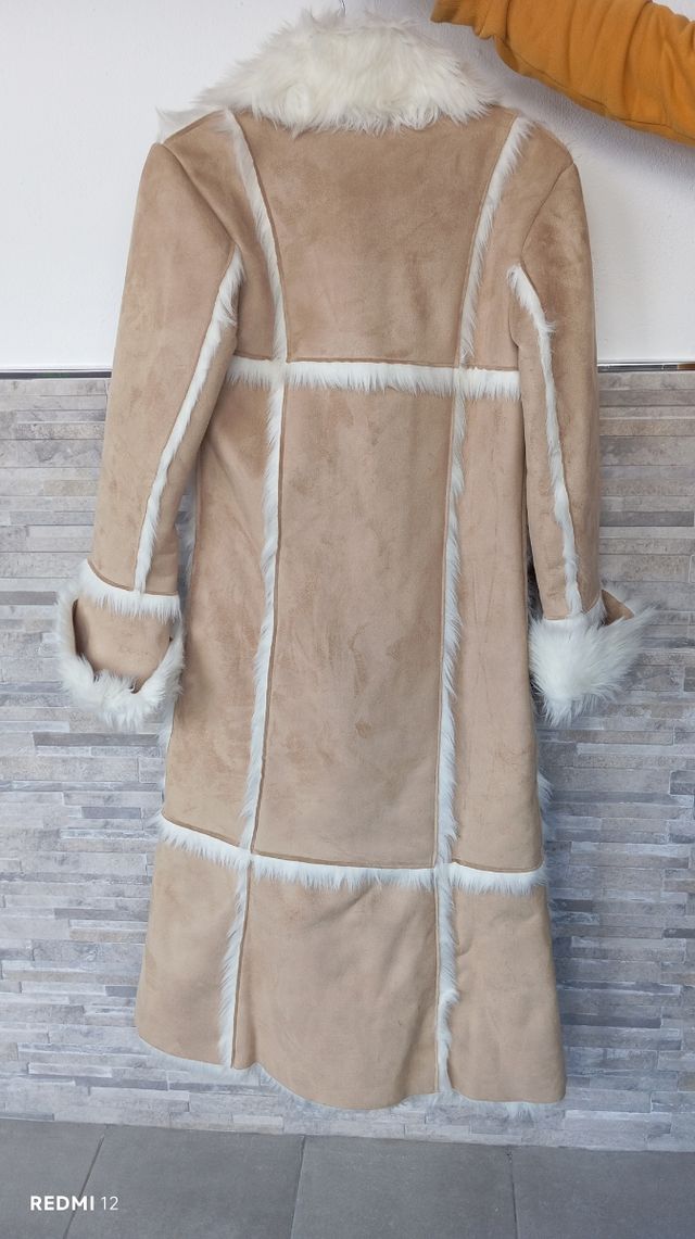 Abrigo largo beige de pelo gustoso .