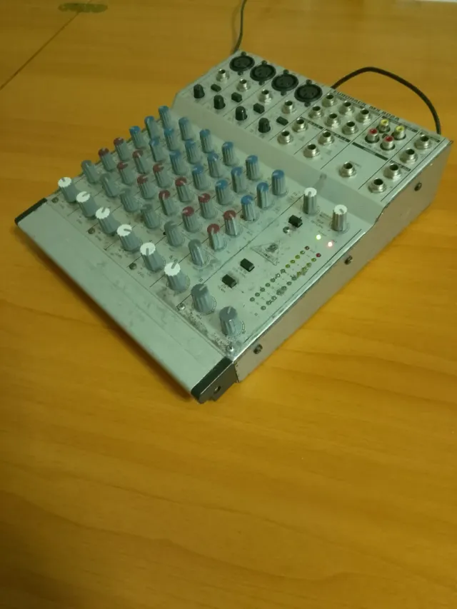 Behringer Eurorack MX802A Mixer