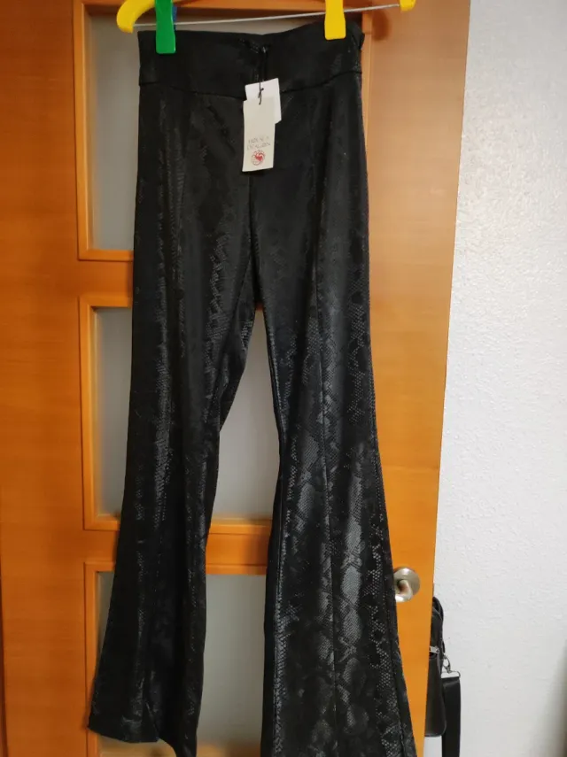 Pantalón Stradivarius negro con etiqueta poliéster