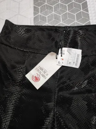 Pantalón Stradivarius negro con etiqueta poliéster