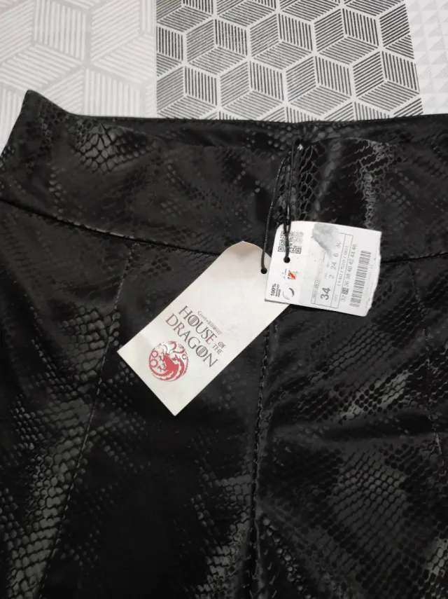 Pantalón Stradivarius negro con etiqueta poliéster