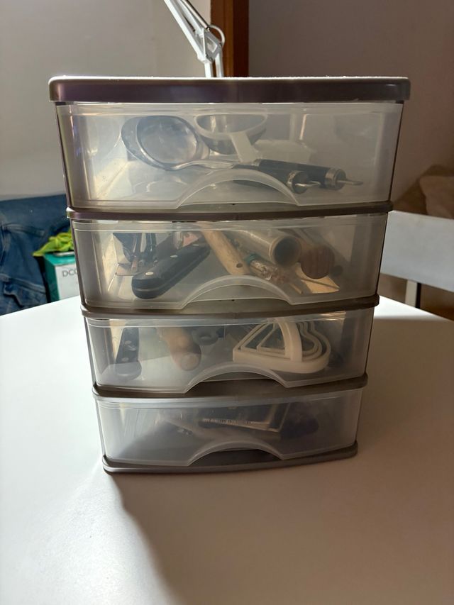 Estante organizador de plástico gran tamaño.