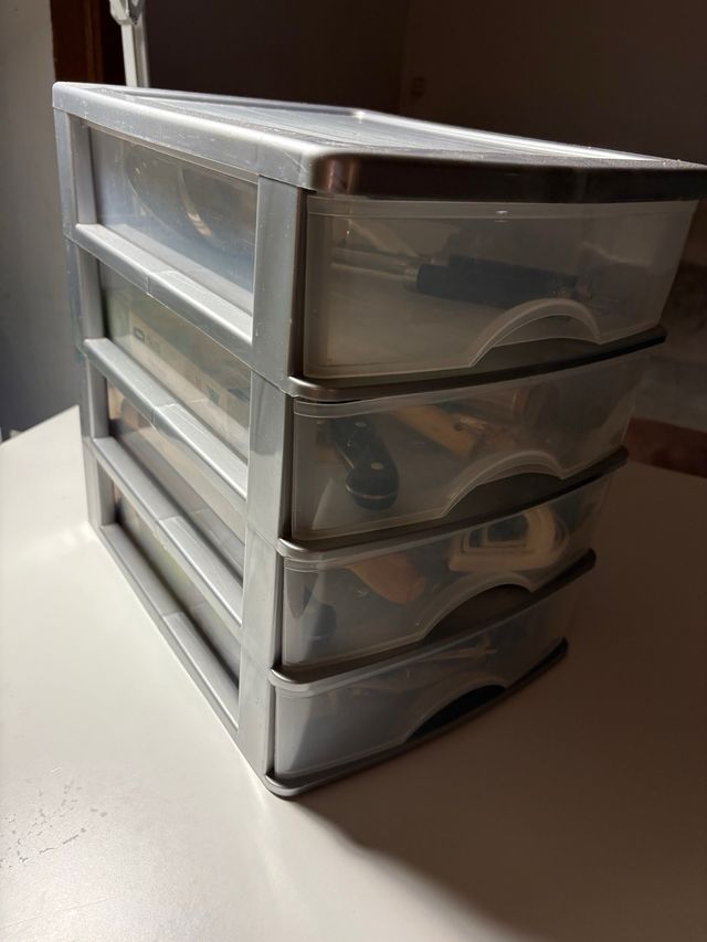 Estante organizador de plástico gran tamaño.