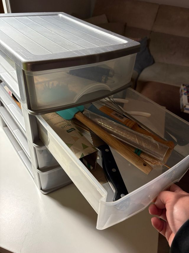 Estante organizador de plástico gran tamaño.