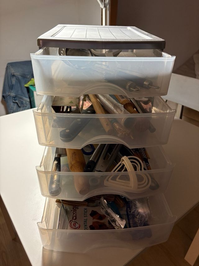 Estante organizador de plástico gran tamaño.