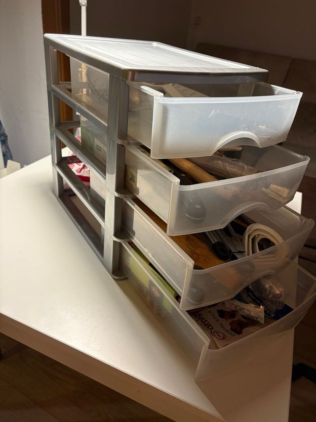 Estante organizador de plástico gran tamaño.