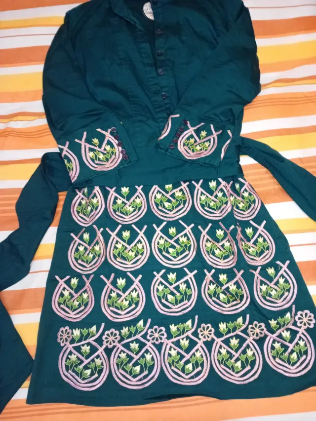 Vestido de invierno verde bordado