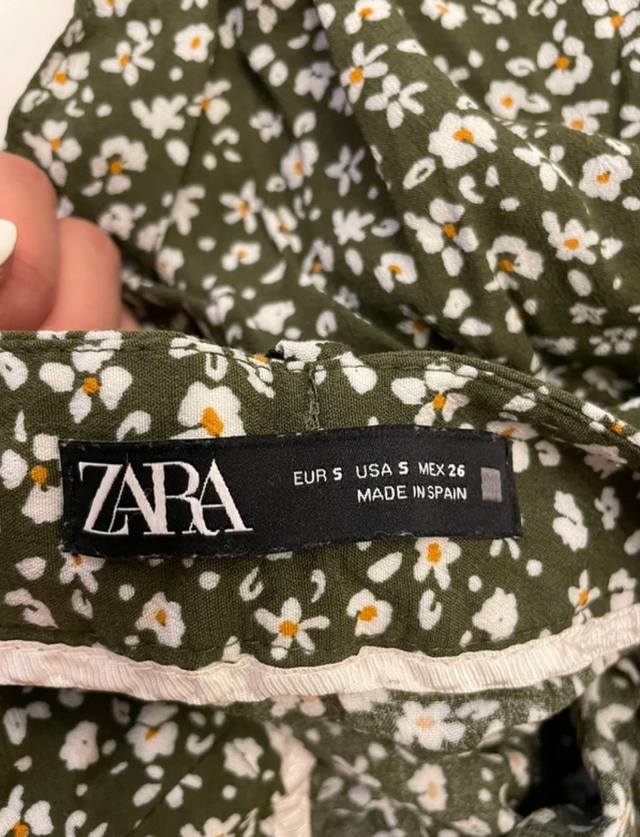 Falda Zara floral verde