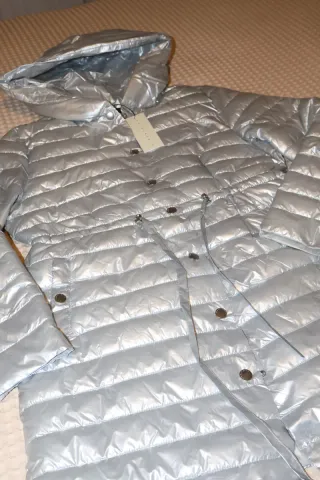 Abrigo Tintoretto plateado con capucha