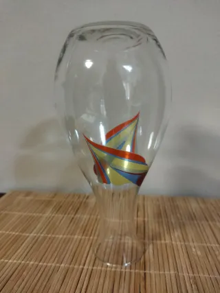 Vaso di vetro decorato