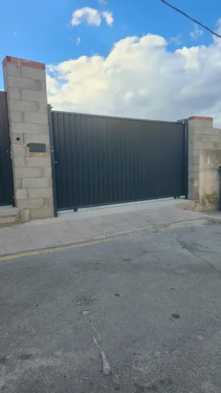 Puerta corredera metálica gris antracita 4x2metros