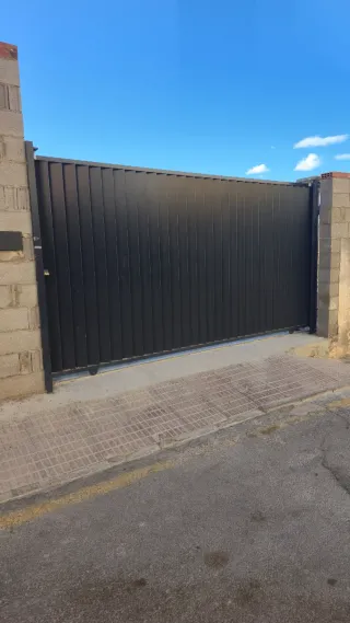 Puerta corredera metálica gris antracita 4x2metros