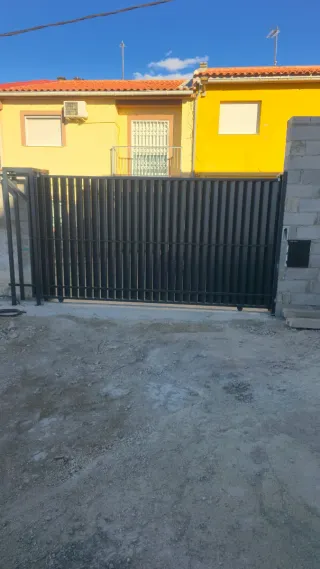 Puerta corredera metálica gris antracita 4x2metros