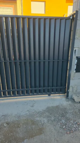 Puerta corredera metálica gris antracita 4x2metros