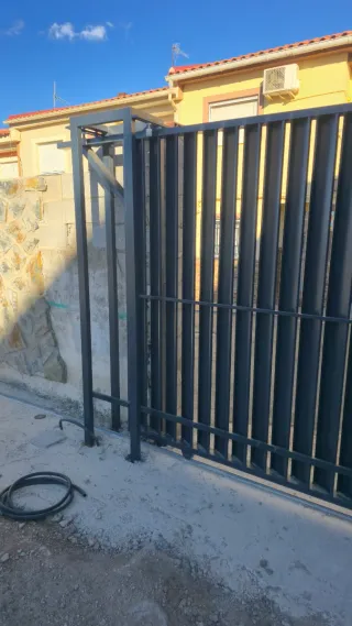 Puerta corredera metálica gris antracita 4x2metros