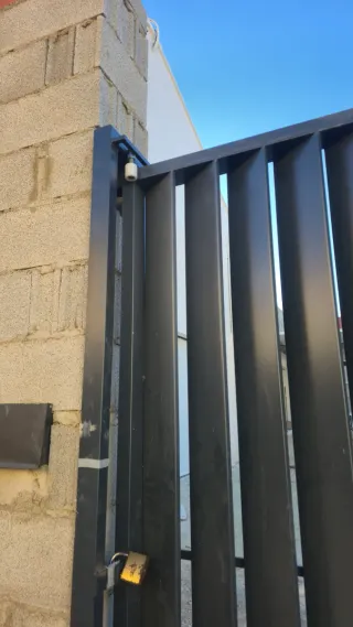 Puerta corredera metálica gris antracita 4x2metros