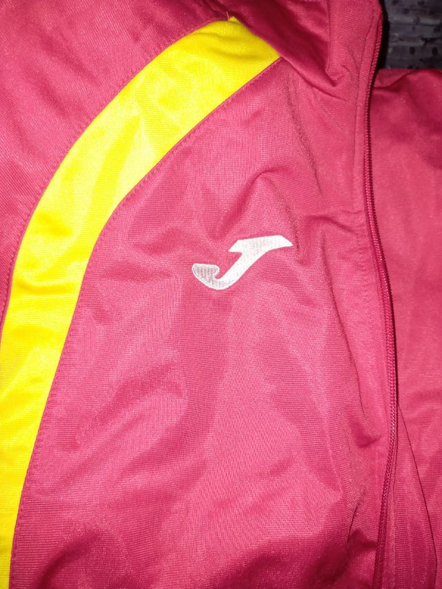 Chaqueta deportiva Joma roja y amarilla