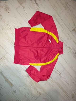 Chaqueta deportiva Joma roja y amarilla