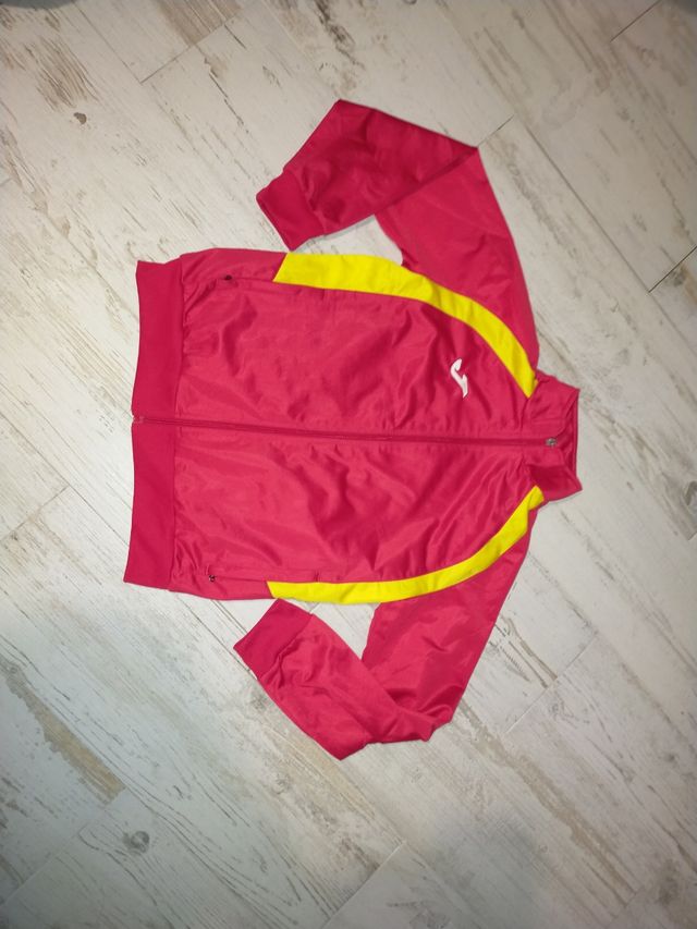 Chaqueta deportiva Joma roja y amarilla