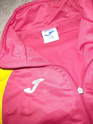 Chaqueta deportiva Joma roja y amarilla