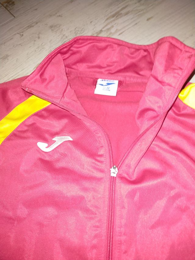 Chaqueta deportiva Joma roja y amarilla