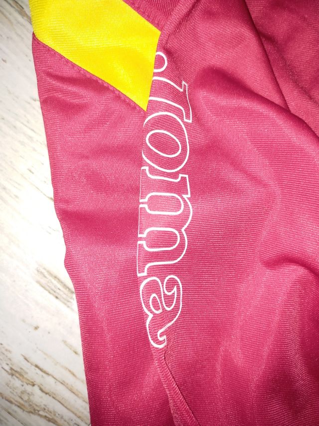 Chaqueta deportiva Joma roja y amarilla