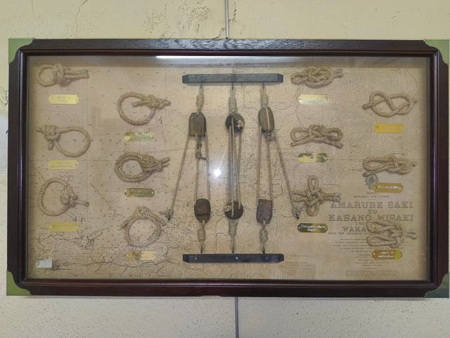 Cuadro náutico con nudos y poleas