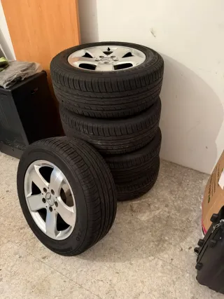 5 Llantas Mercedes 16” con Neumáticos
