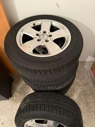 5 Llantas Mercedes 16” con Neumáticos