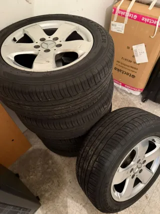 5 Llantas Mercedes 16” con Neumáticos