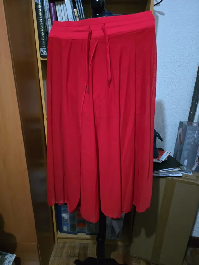 Falda larga roja semitrasparente y  pantalón corto