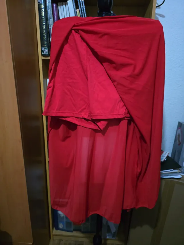 Falda larga roja semitrasparente y  pantalón corto