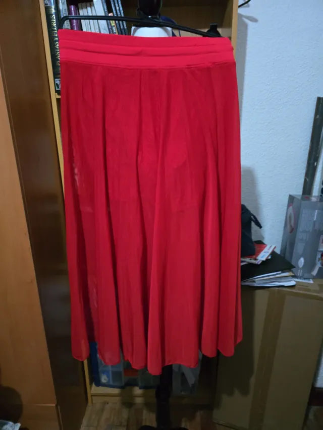 Falda larga roja semitrasparente y  pantalón corto