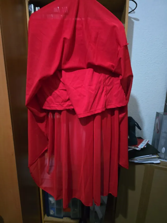 Falda larga roja semitrasparente y  pantalón corto