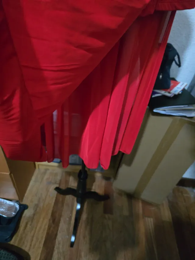 Falda larga roja semitrasparente y  pantalón corto